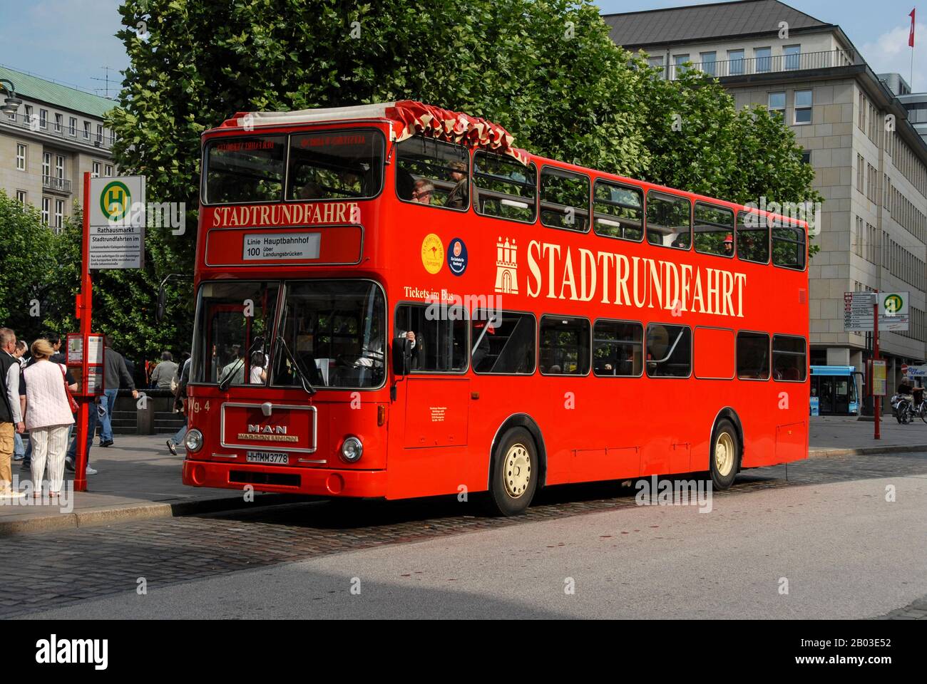Un autobus turistico Hop-on Hop-Off ad Amburgo, Germania Foto Stock