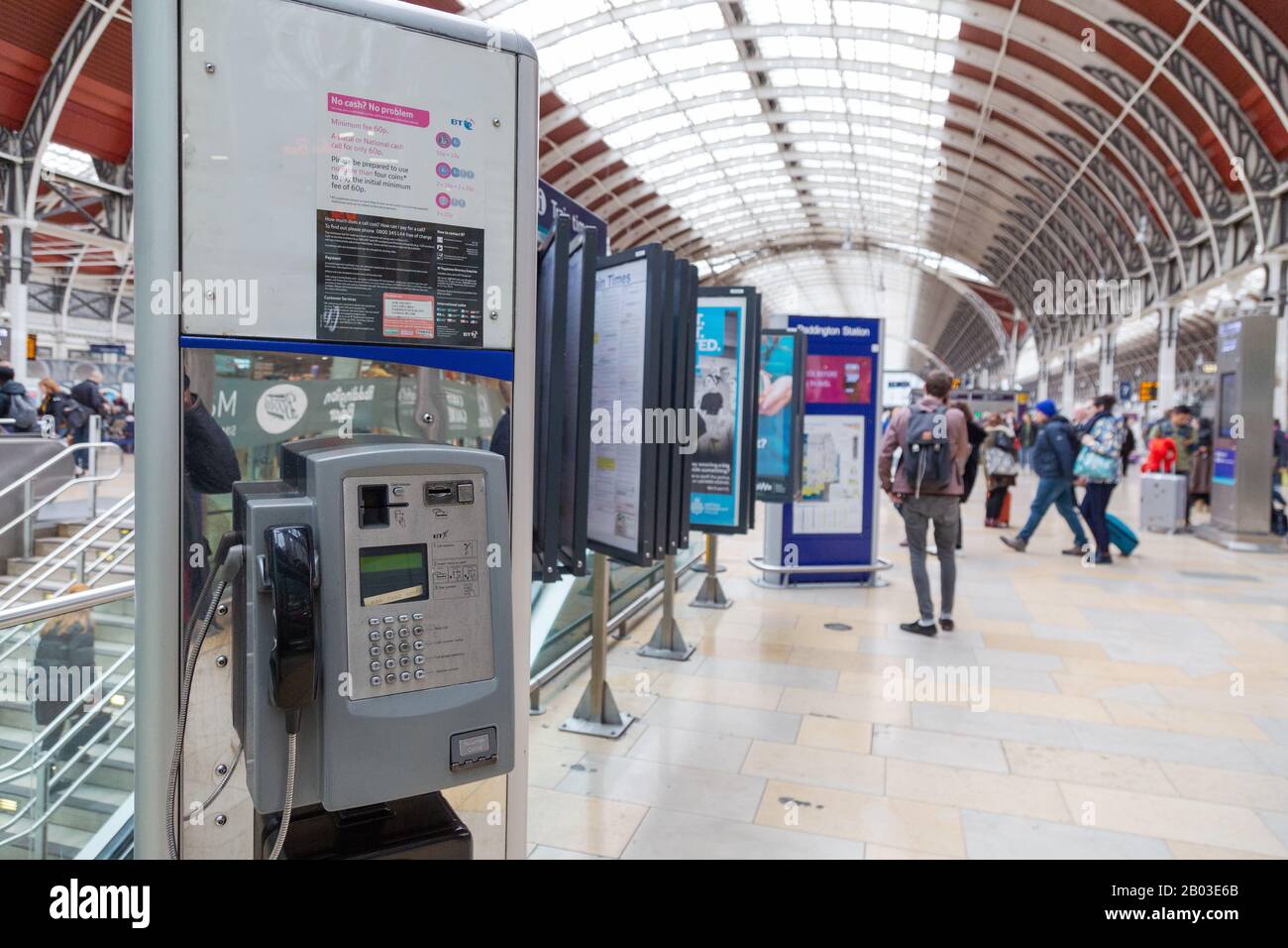 Telefono pubblico o Pay phone su un atrio della stazione ferroviaria, stazione di Paddington, Londra UK Foto Stock