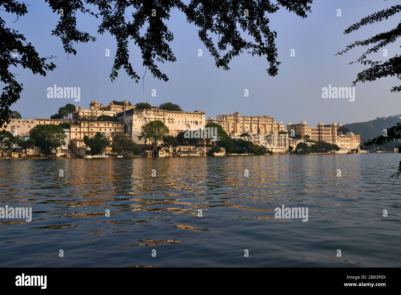 Panorama girato sul lago Pichola sul palazzo della città e Taj Fateh Prakash Palace di Udaipur, Rajasthan, India Foto Stock