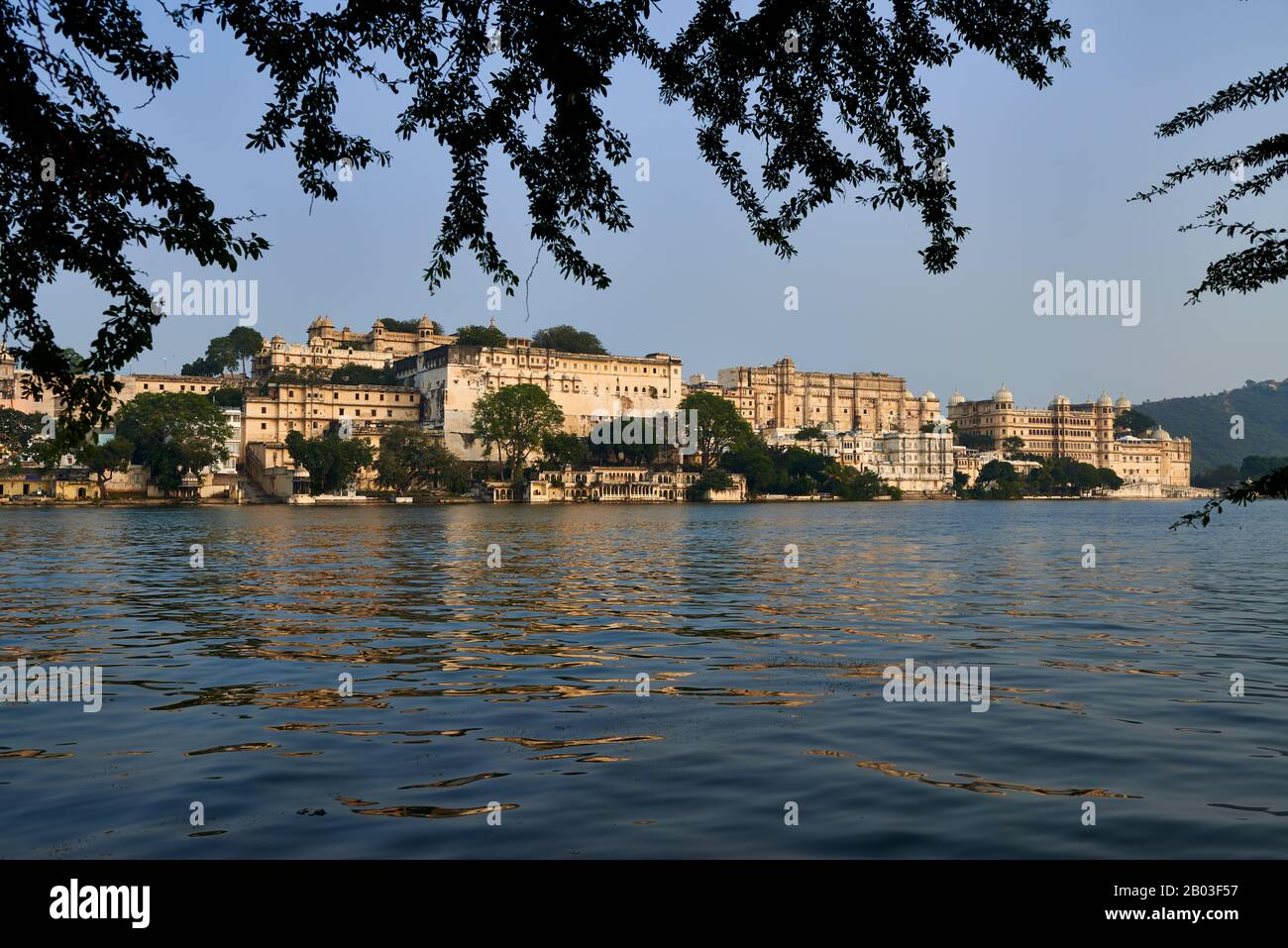 Panorama girato sul lago Pichola sul palazzo della città e Taj Fateh Prakash Palace di Udaipur, Rajasthan, India Foto Stock