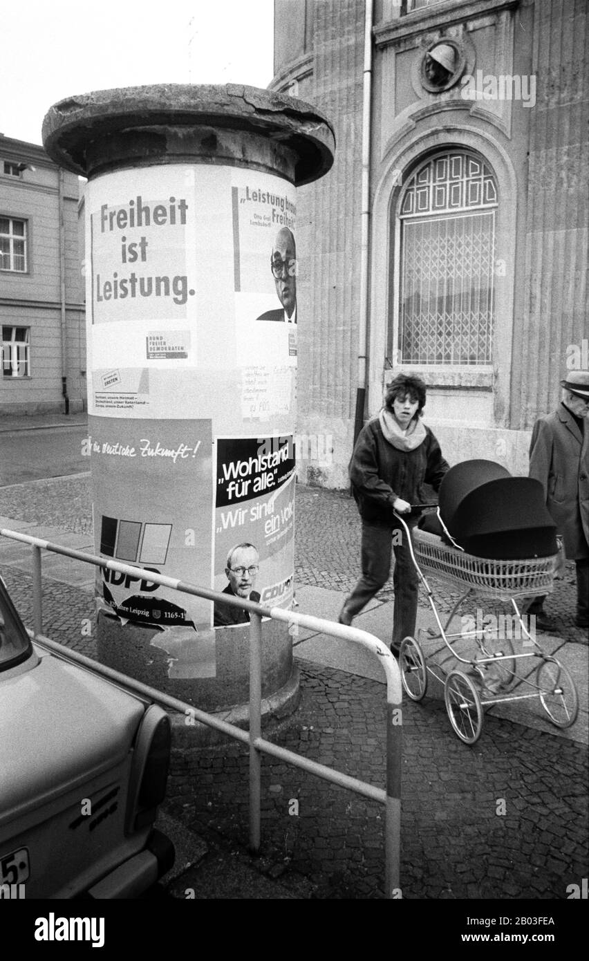 15 febbraio 1990, Sassonia, Torgau: Pilastro pubblicitario con pubblicità elettorale a Torgau - le prime elezioni libere nella storia della RDT nel 1990 hanno gettato le loro ombre. Data esatta di registrazione non nota. Foto: Volkmar Heinz/dpa-Zentralbild/ZB Foto Stock