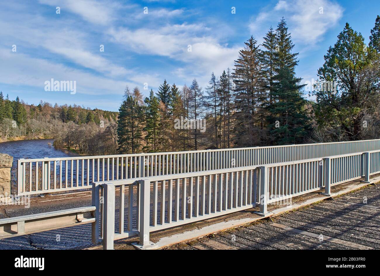 CARRON VILLAGE MORAY SCOTLAND L'UNICA CARRON ROAD E L'ANTICO PONTE FERROVIARIO CHE SI AFFACCIA SUL FIUME SPEY Foto Stock