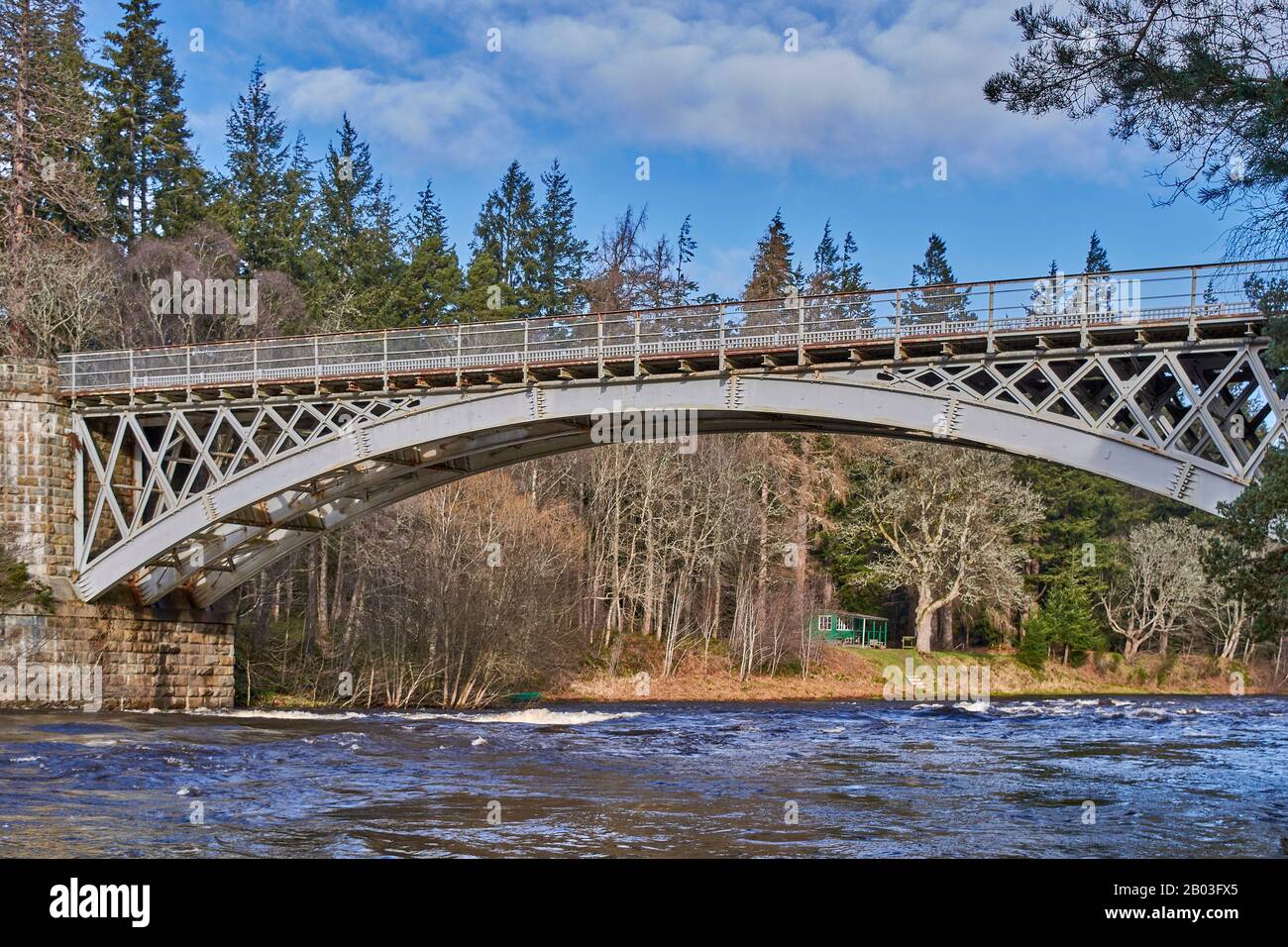 CARRON VILLAGE MORAY SCOZIA VISTA DELLA STRUTTURA UNICA CARRON STRADA E VECCHIO PONTE FERROVIARIO CHE ATTRAVERSA IL FIUME SPEY E LA CAPANNA DI PESCA VERDE Foto Stock