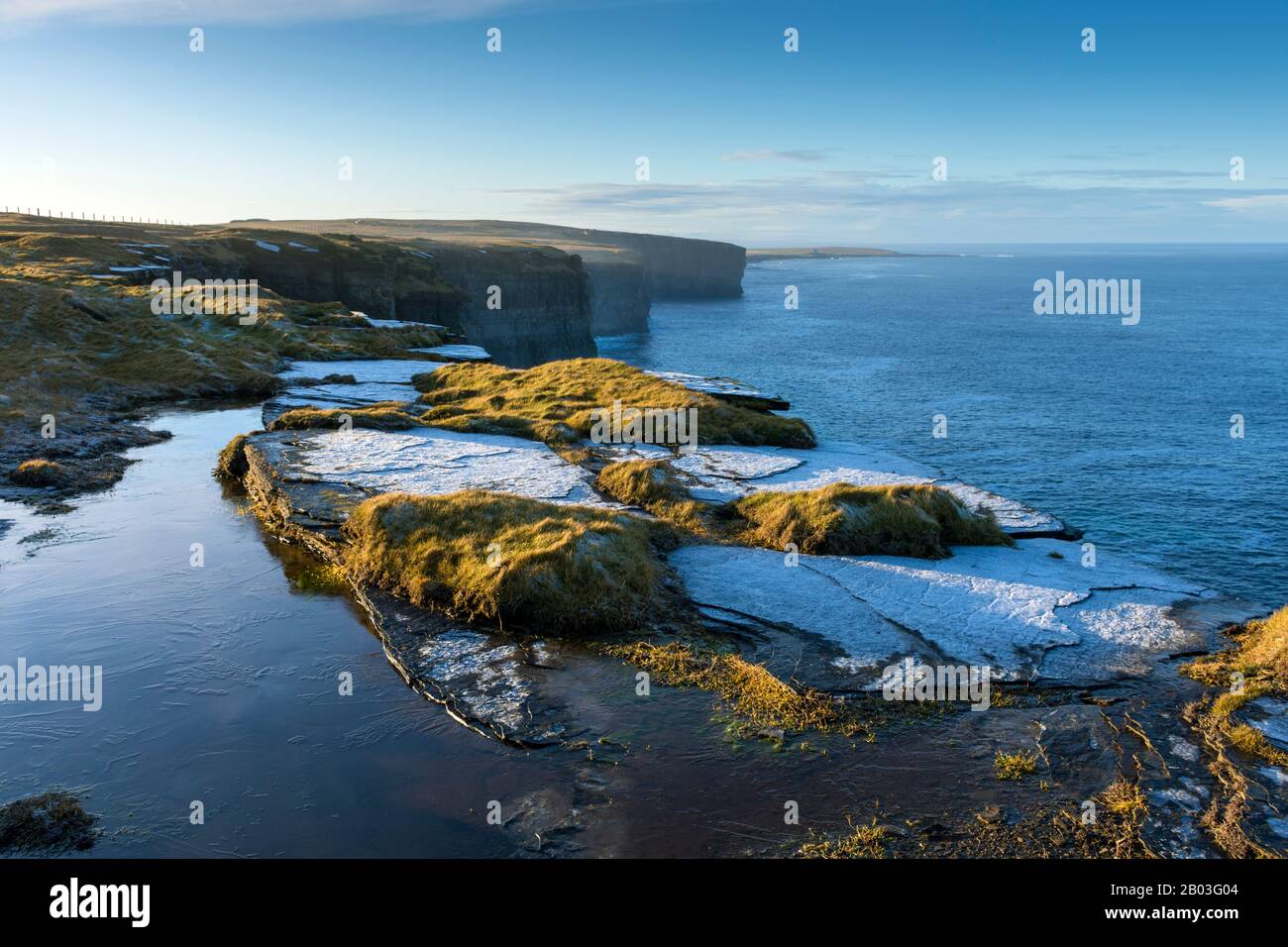 Bramme di roccia ricoperte di ghiaccio sul bordo della scogliera vicino Holborn Head, Scrabbster, vicino Thurso, Caithness, Scozia, Regno Unito. Foto Stock