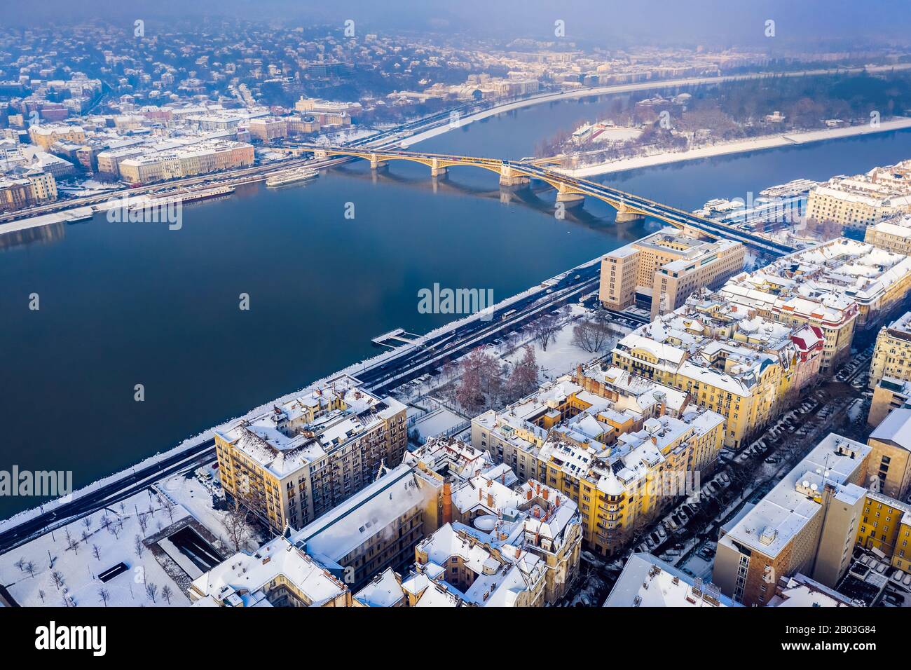 Budapest, Ungheria - tetti nevosi di Budapest con Ponte Margherita e Isola Margherita a Bavkground in inverno Foto Stock