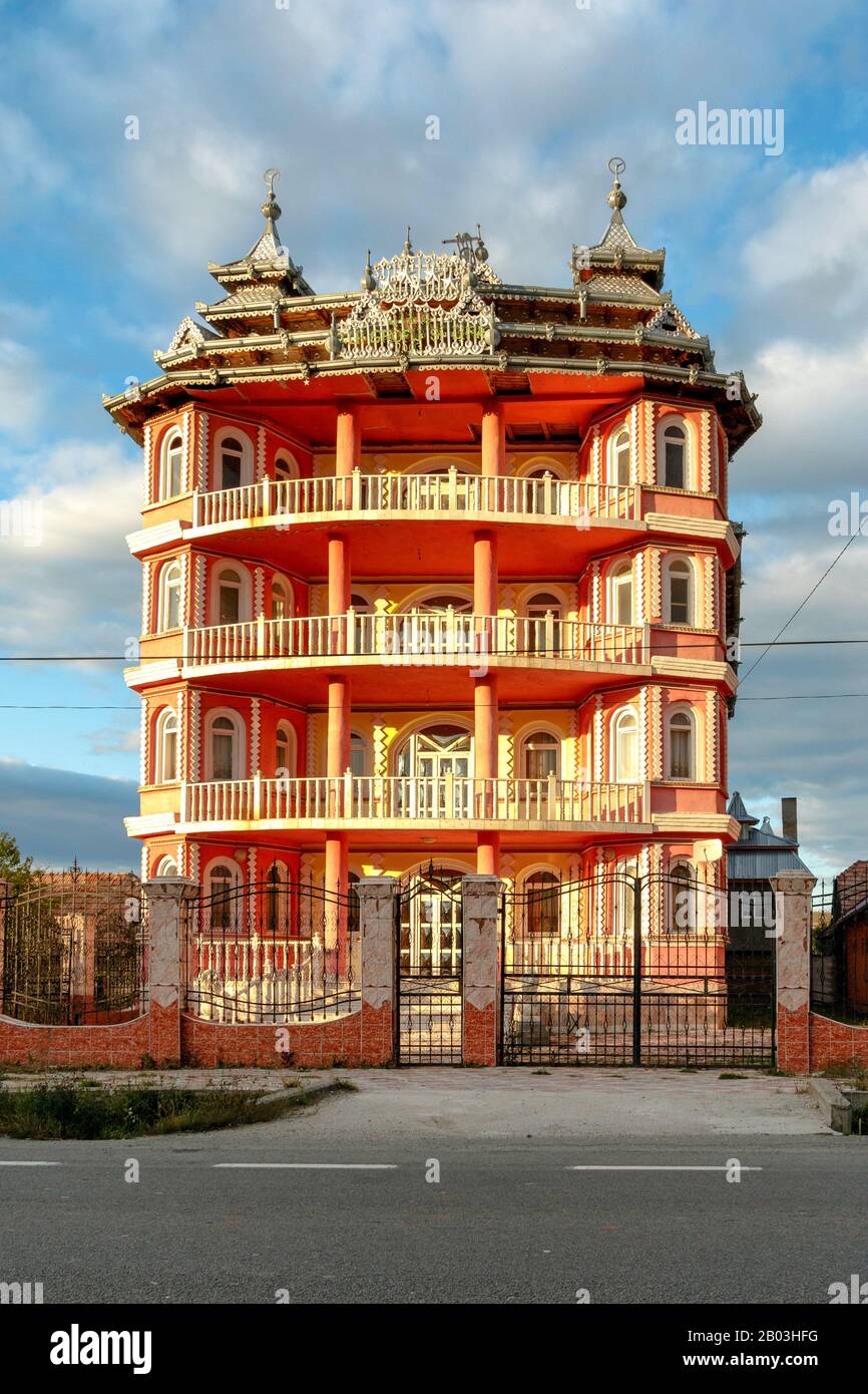 Un palazzo Roma a Huedin, Romania, all'ora d'oro Foto Stock
