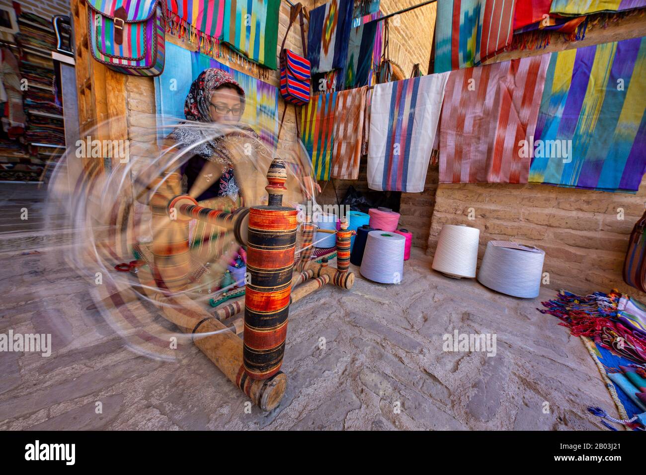 Donna iraniana tessitura tessuto con modo tradizionale, in Meybod, Iran. Foto Stock