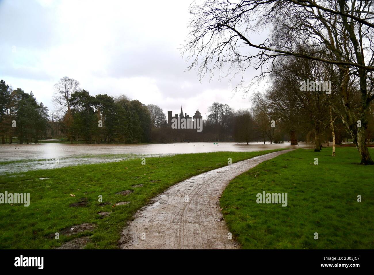 Cardiff, Galles. Febbraio 17th 2020. Storm Dennis, un ciclone di bomba, ha colpito il Regno Unito il sabato, subito dopo la tempesta Ciara, causando un'inondazione diffusa Foto Stock