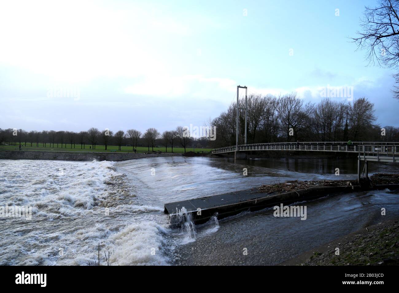 Cardiff, Galles. Febbraio 17th 2020. Storm Dennis, un ciclone di bomba, ha colpito il Regno Unito il sabato, subito dopo la tempesta Ciara, causando un'inondazione diffusa Foto Stock