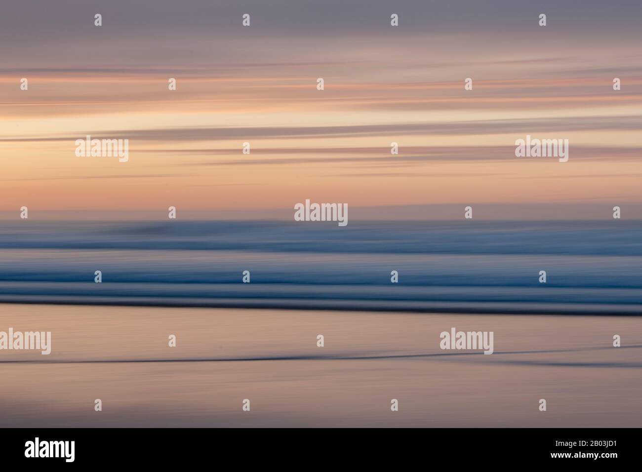 Il Movimento intenzionale della macchina fotografica ha usato generare un'occhiata stratificata blurry durante un tramonto a Godrevy Beach, Cornovaglia Foto Stock