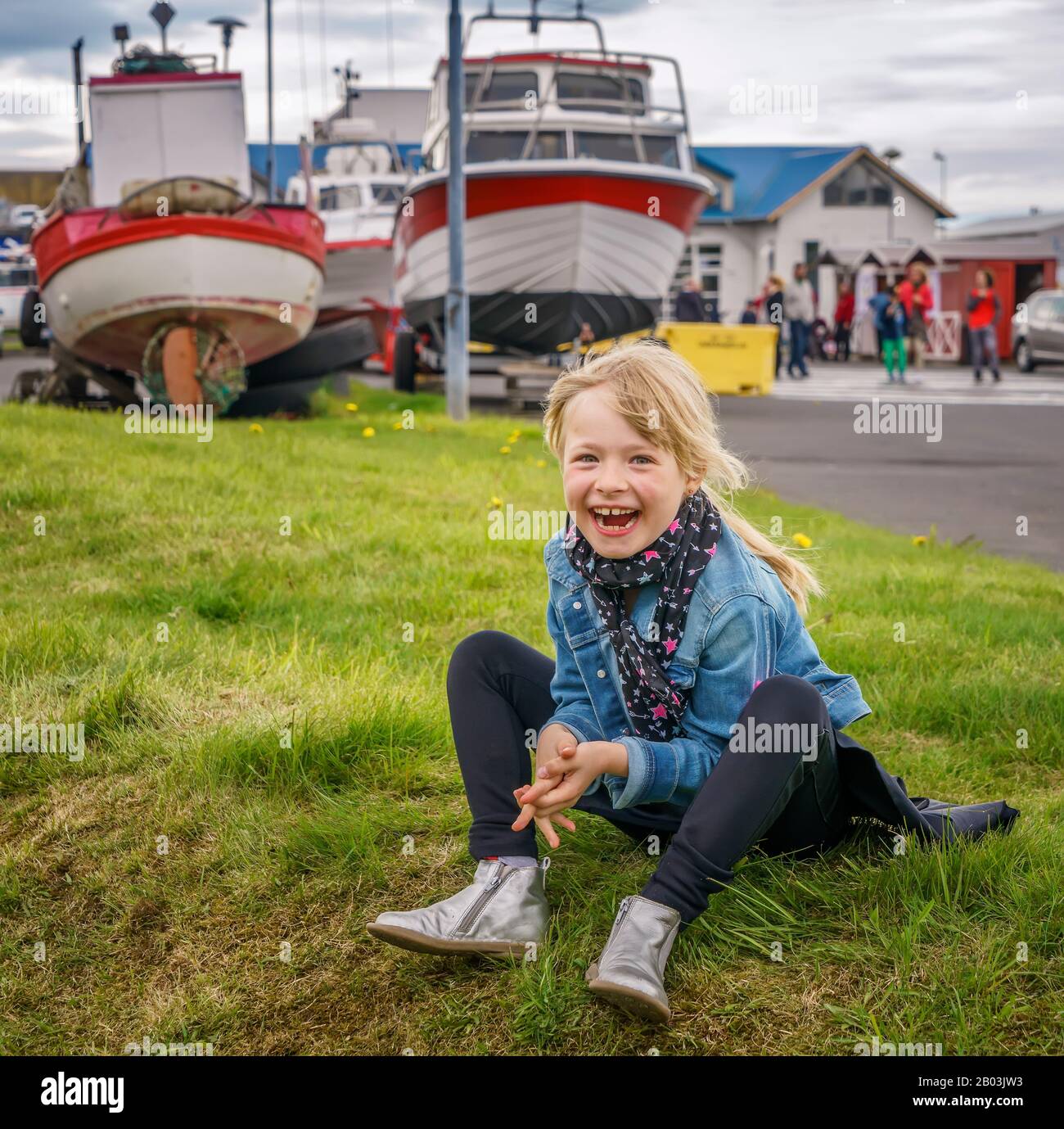 Giovane ragazza all'aperto in un festival estivo, Hafnarfjordur, Islanda Foto Stock