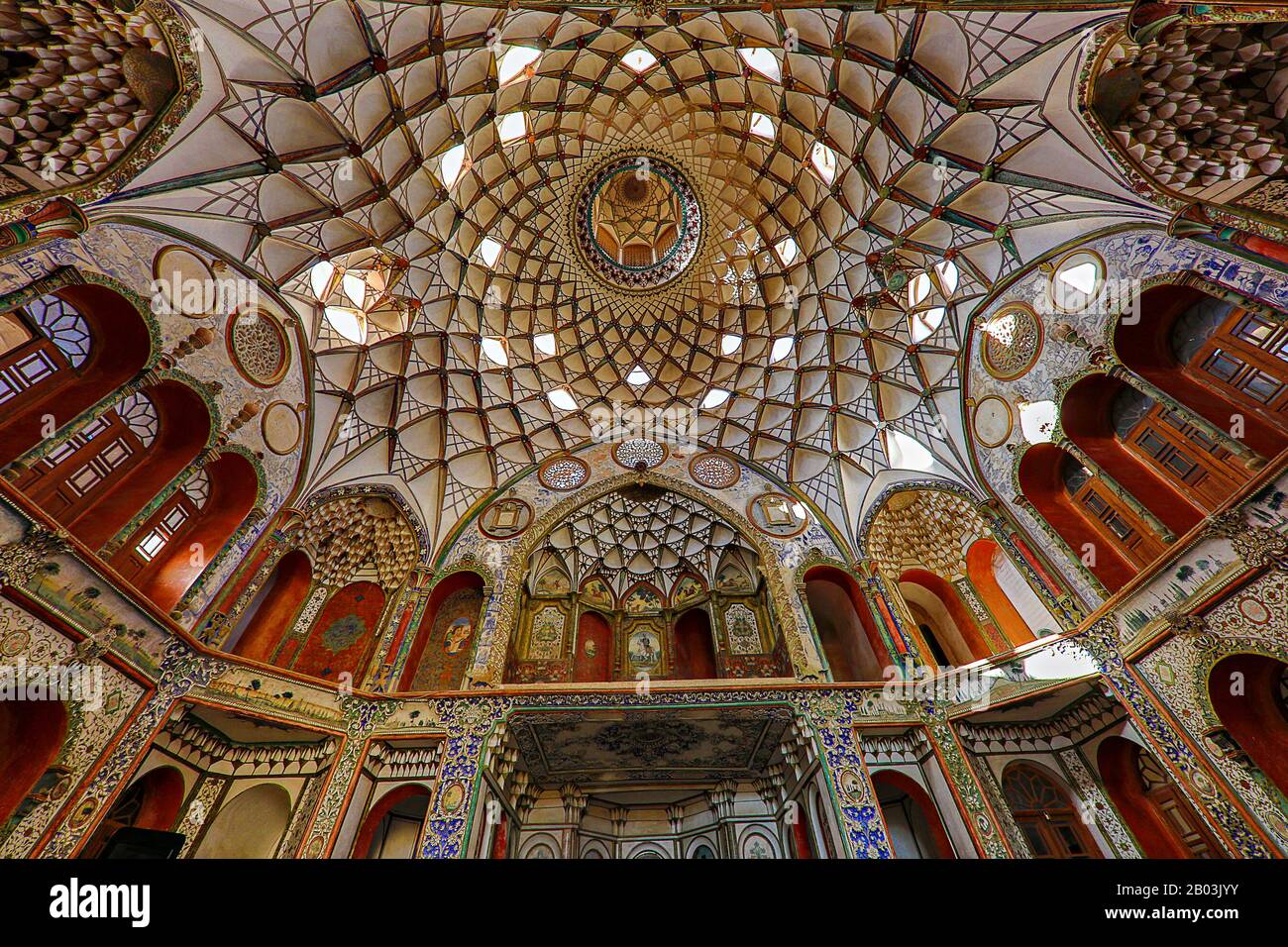 Cupola e pareti della storica casa noto come Boroujerdi o Borujerdi house, a Kashan, Iran Foto Stock