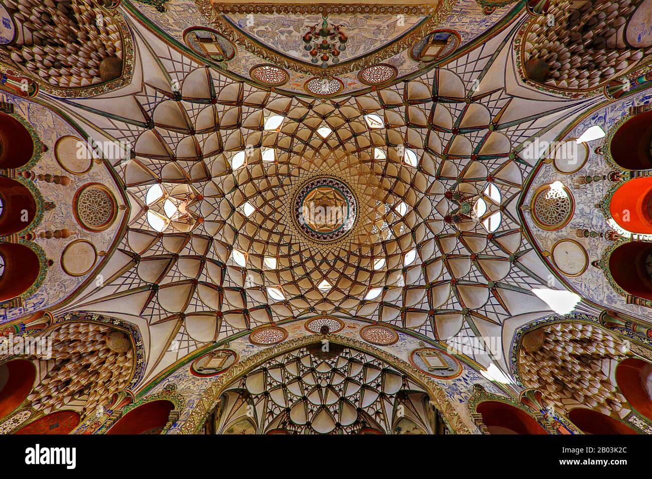 Cupola e pareti della storica casa noto come Boroujerdi o Borujerdi house, a Kashan, Iran Foto Stock