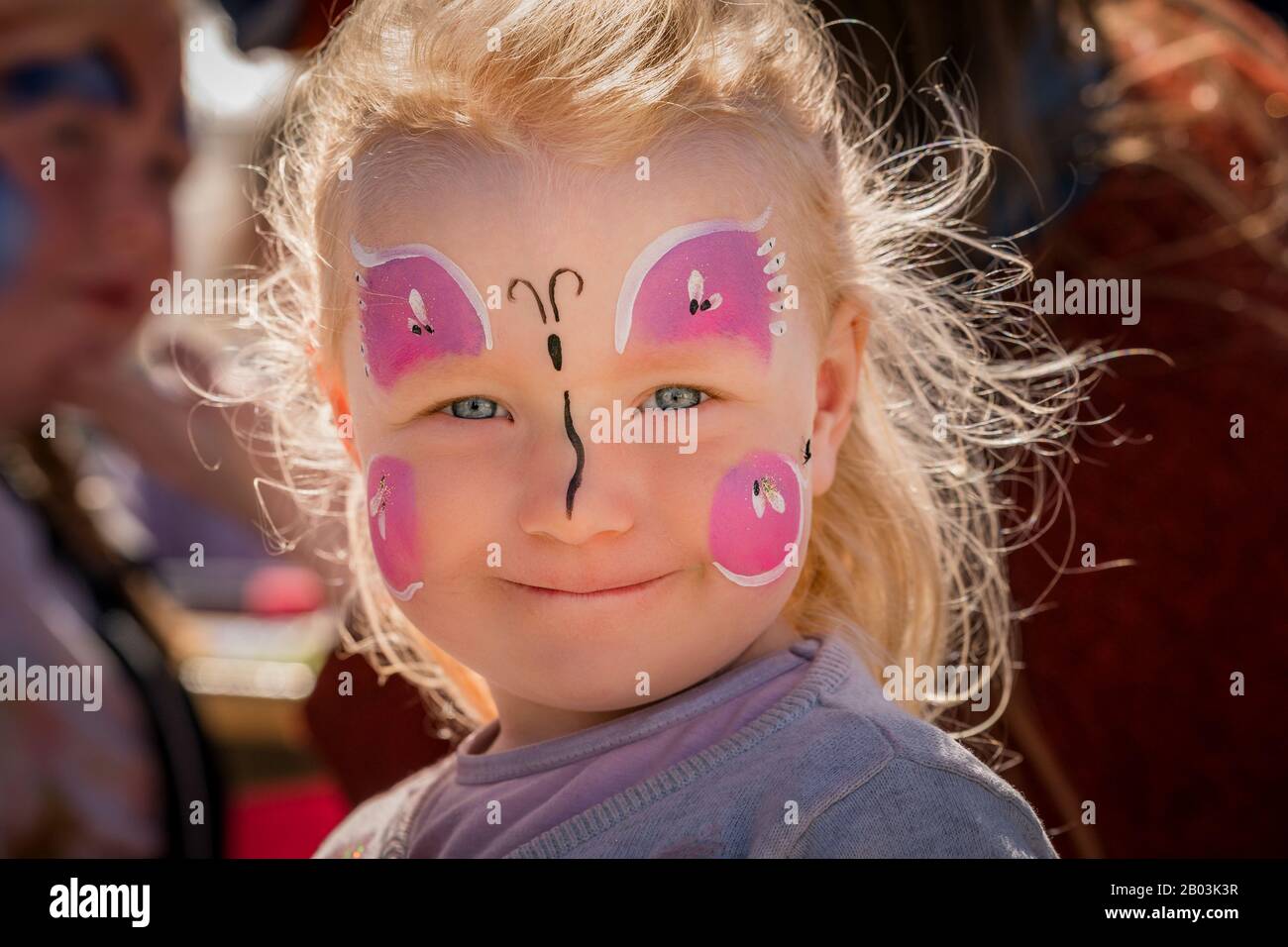 Giovane ragazza con volto dipinto, festival estivo, Reykjavik, Islanda Foto Stock