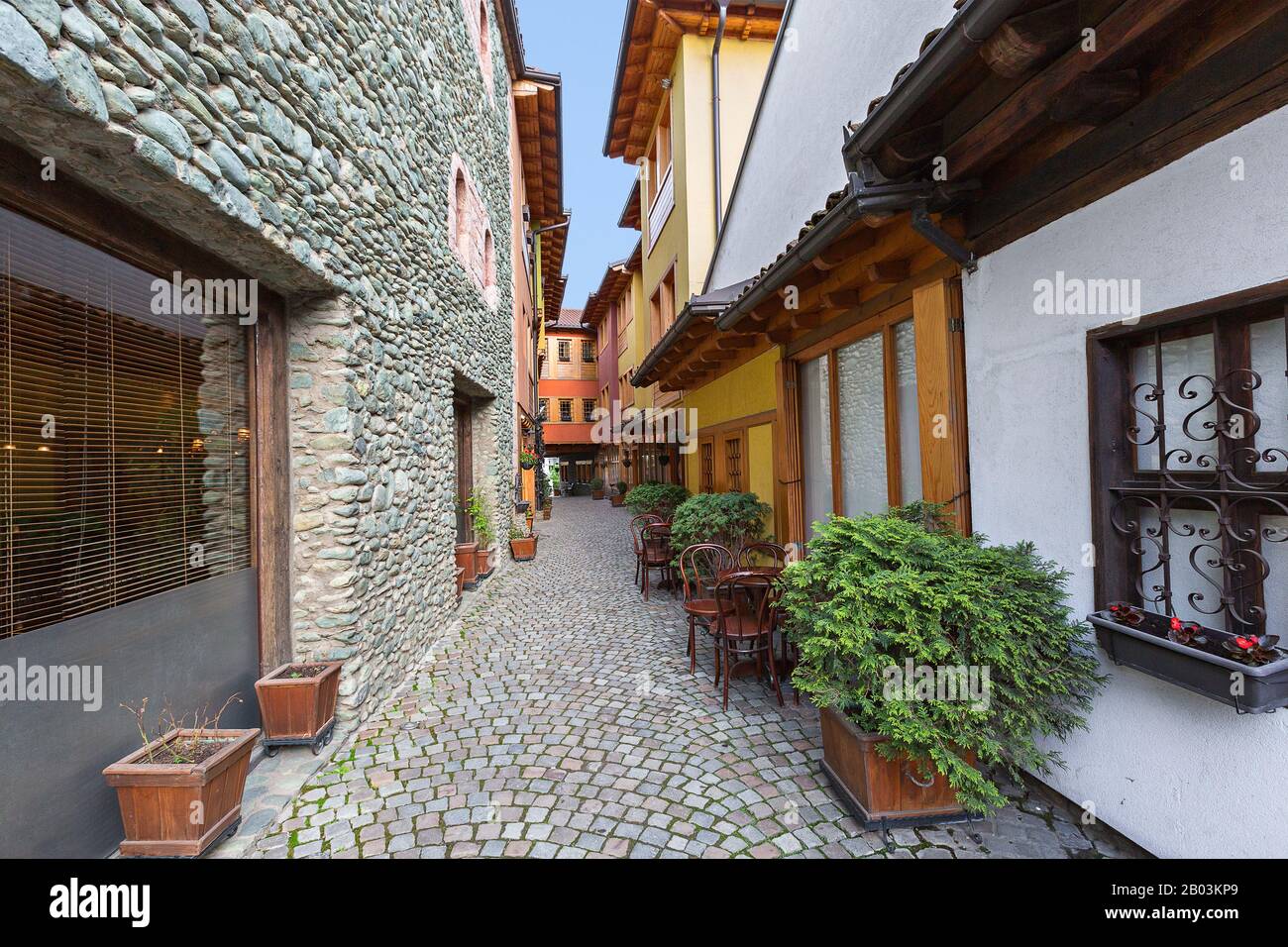 Strada acciottolata a Gjakova, Kosovo Foto Stock