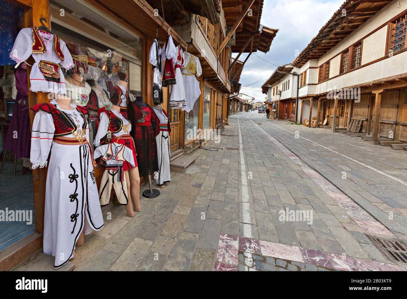 Negozio che vende costumi nazionali del Kosovo su strada acciottolata, in Gjakova, Kosovo Foto Stock