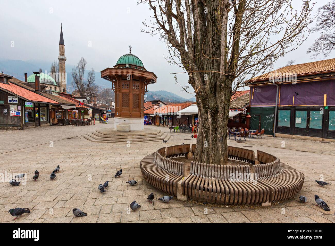Centro della città vecchia con la fontana conosciuta come Sebilj, a Sarajevo, Bosnia-Erzegovina Foto Stock