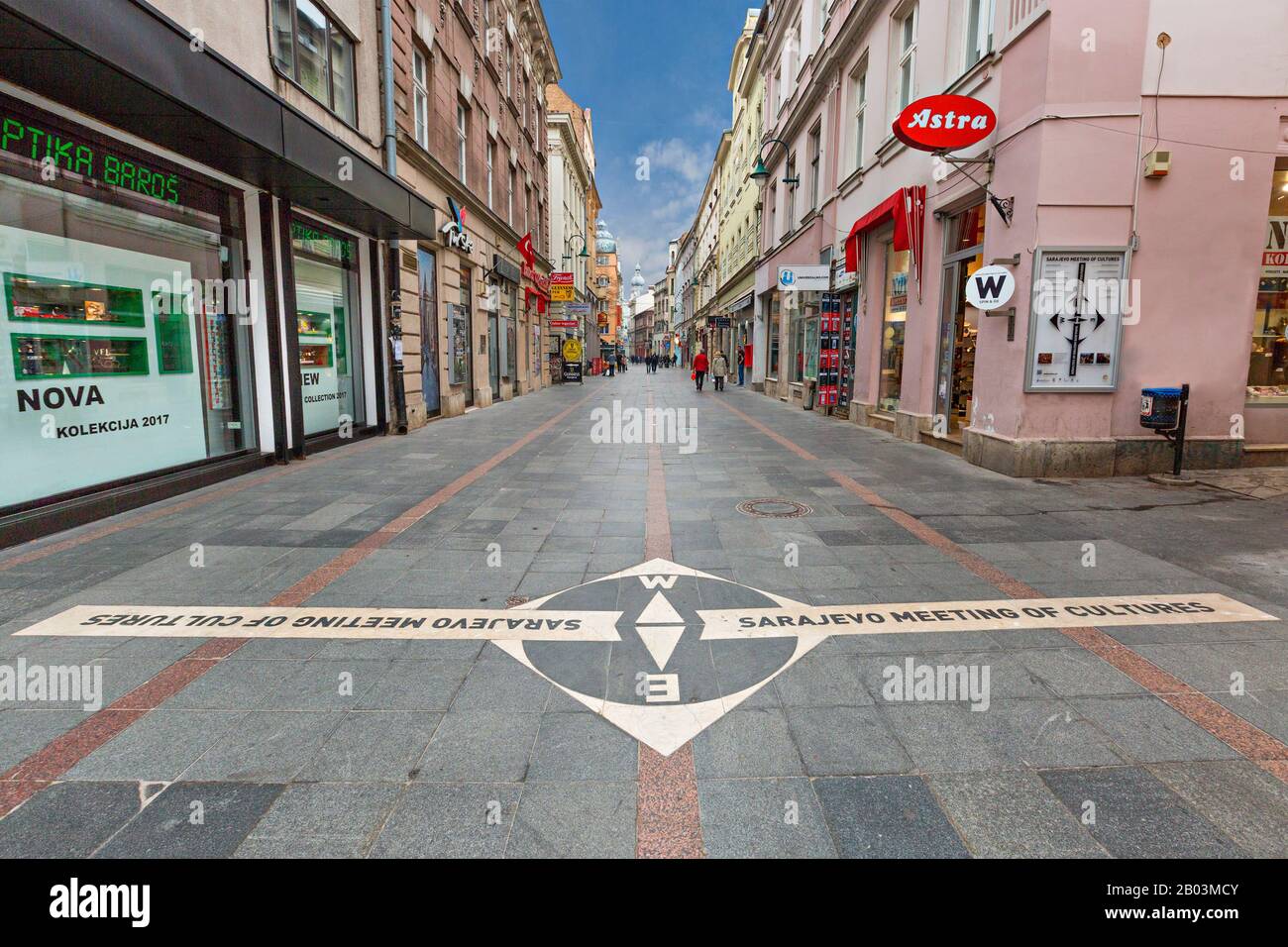 Strada pedonale nel centro della città con un segno che rappresenta la città che sta incontrando le culture, a Sarajevo, Bosnia Foto Stock