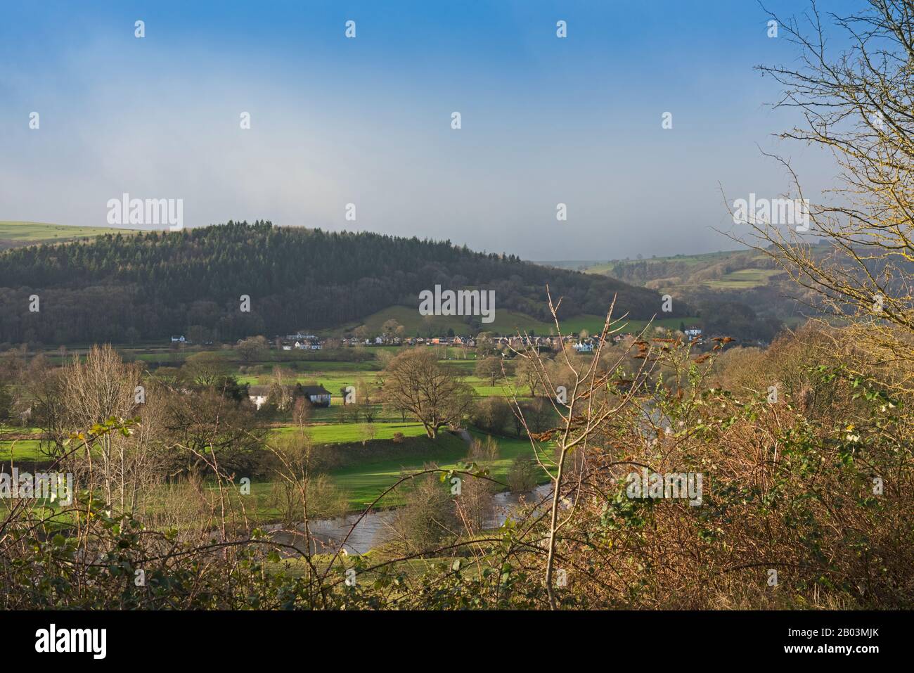 Vista panoramica della campagna rurale paesaggio con campi e prati attraverso la valle Foto Stock
