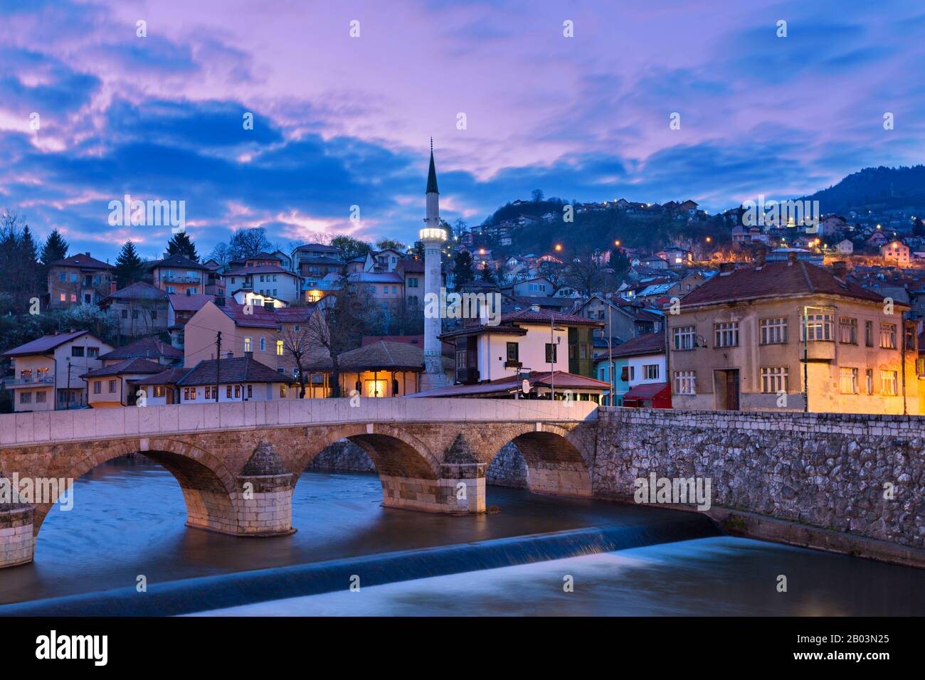 Skyline della città vecchia all'alba a Sarajevo, Bosnia ed Erzegovina Foto Stock