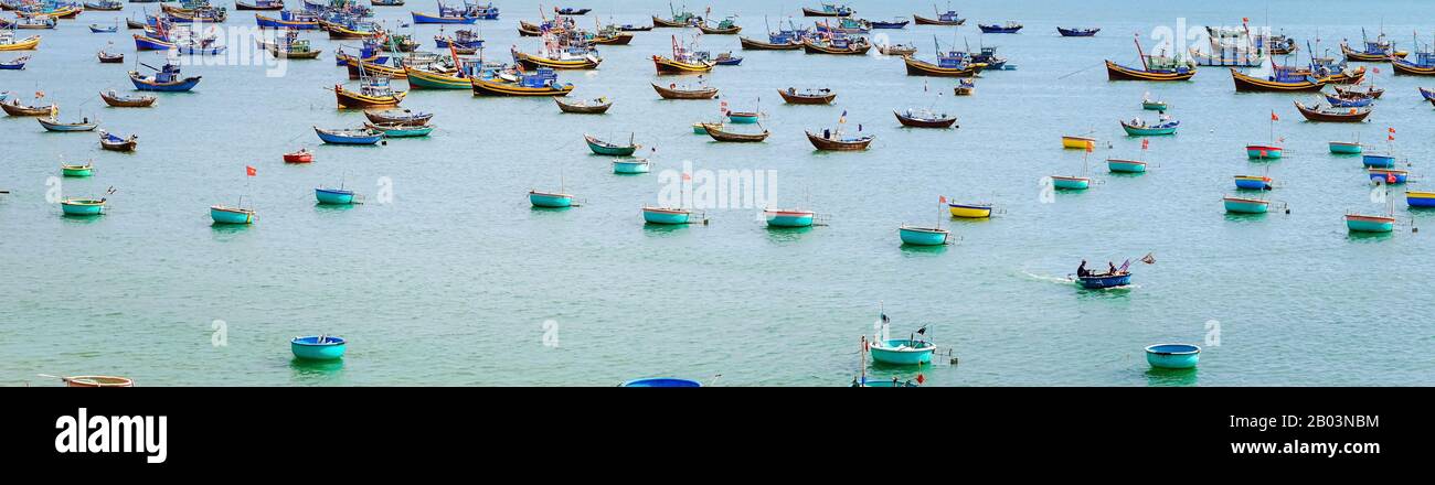 MUI NE, VIETNAM - 25 APRILE 2019 : Vista panoramica sul villaggio di pescatori e tradizionale barca da pesca con centinaia di barche ancorate il 25 aprile 2019 a Mu Foto Stock