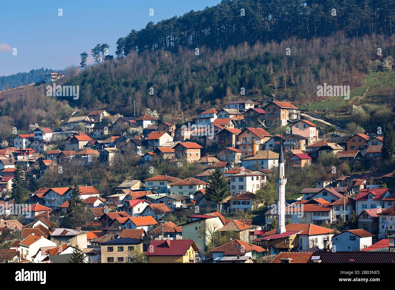 Vista sulle case delle montagne di Sarajevo, Bosnia-Erzegovina Foto Stock