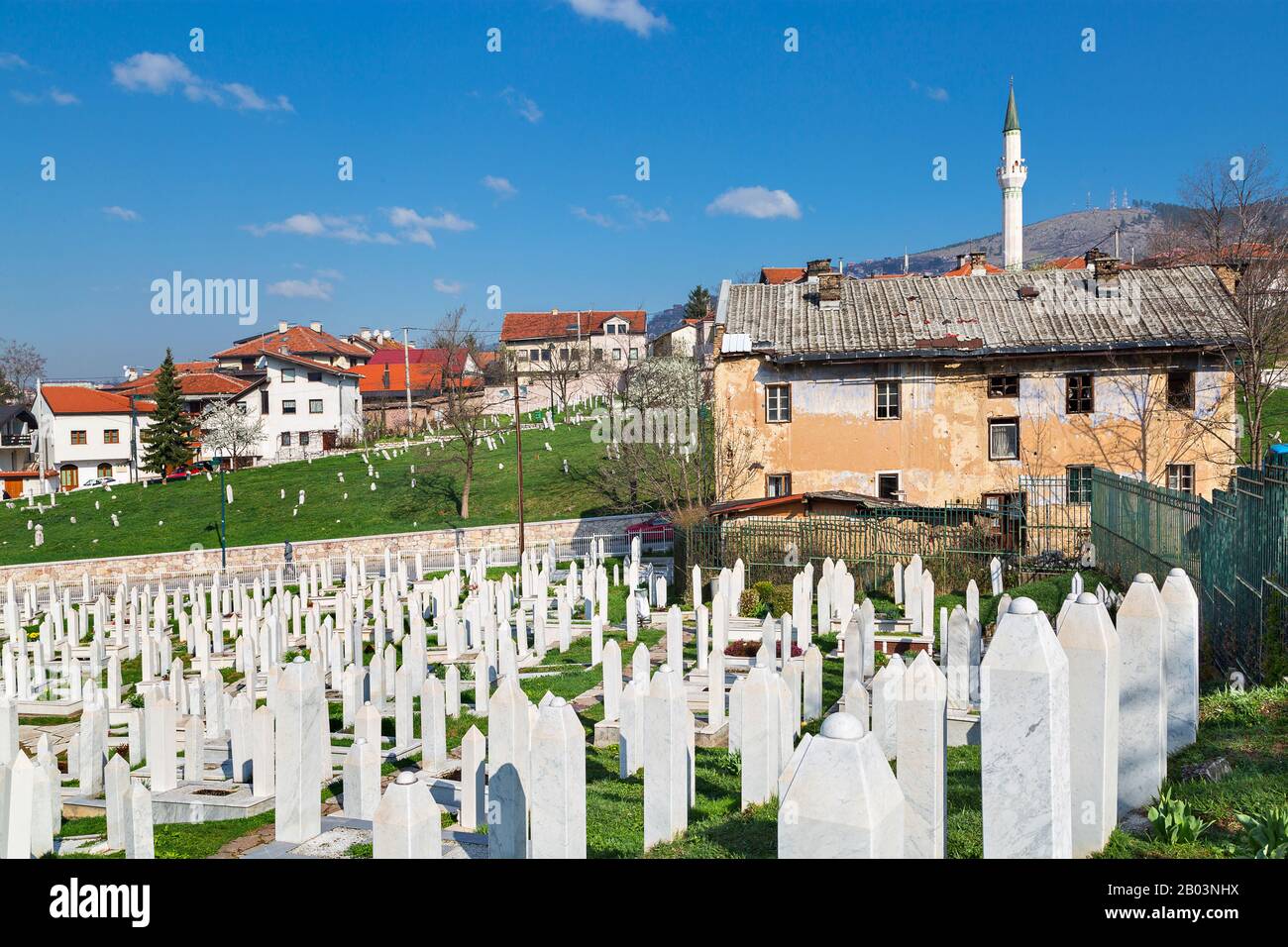Cimitero musulmano dedicato alle vittime della guerra bosniaca, a Sarajevo, Bosnia-Erzegovina Foto Stock