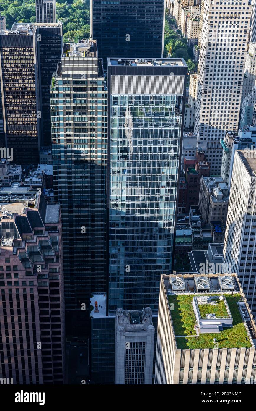 Vista sopraelevata dello skyline di moderni grattacieli di Manhattan dalla cima della roccia a New York City, Stati Uniti Foto Stock