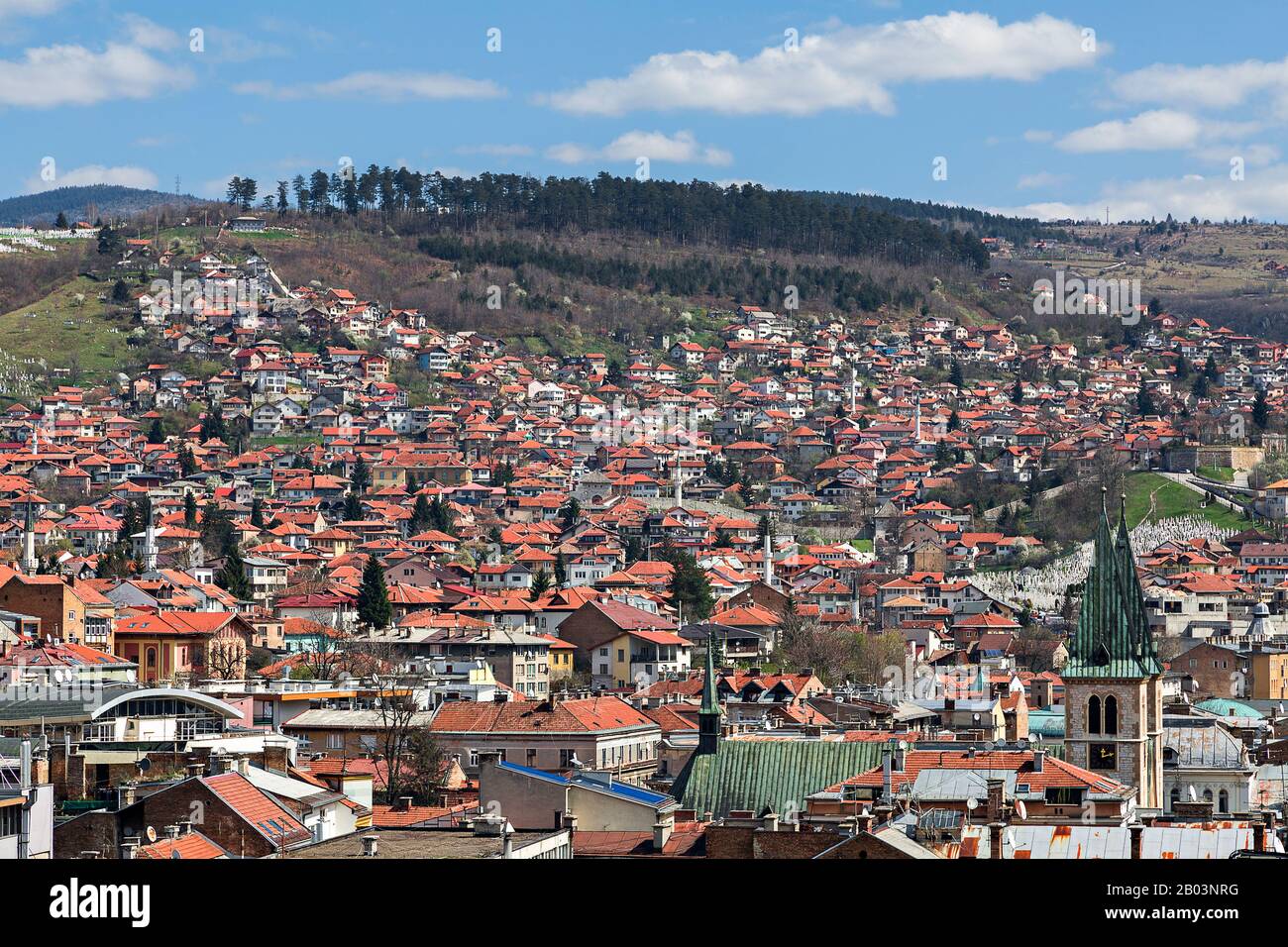 Vista sulle case delle montagne di Sarajevo, Bosnia-Erzegovina Foto Stock
