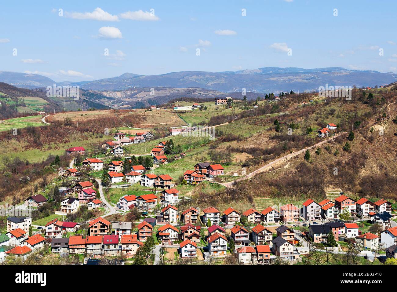 Vista sulle case vicino alla città di Visoko in Bosnia Erzegovina Foto Stock