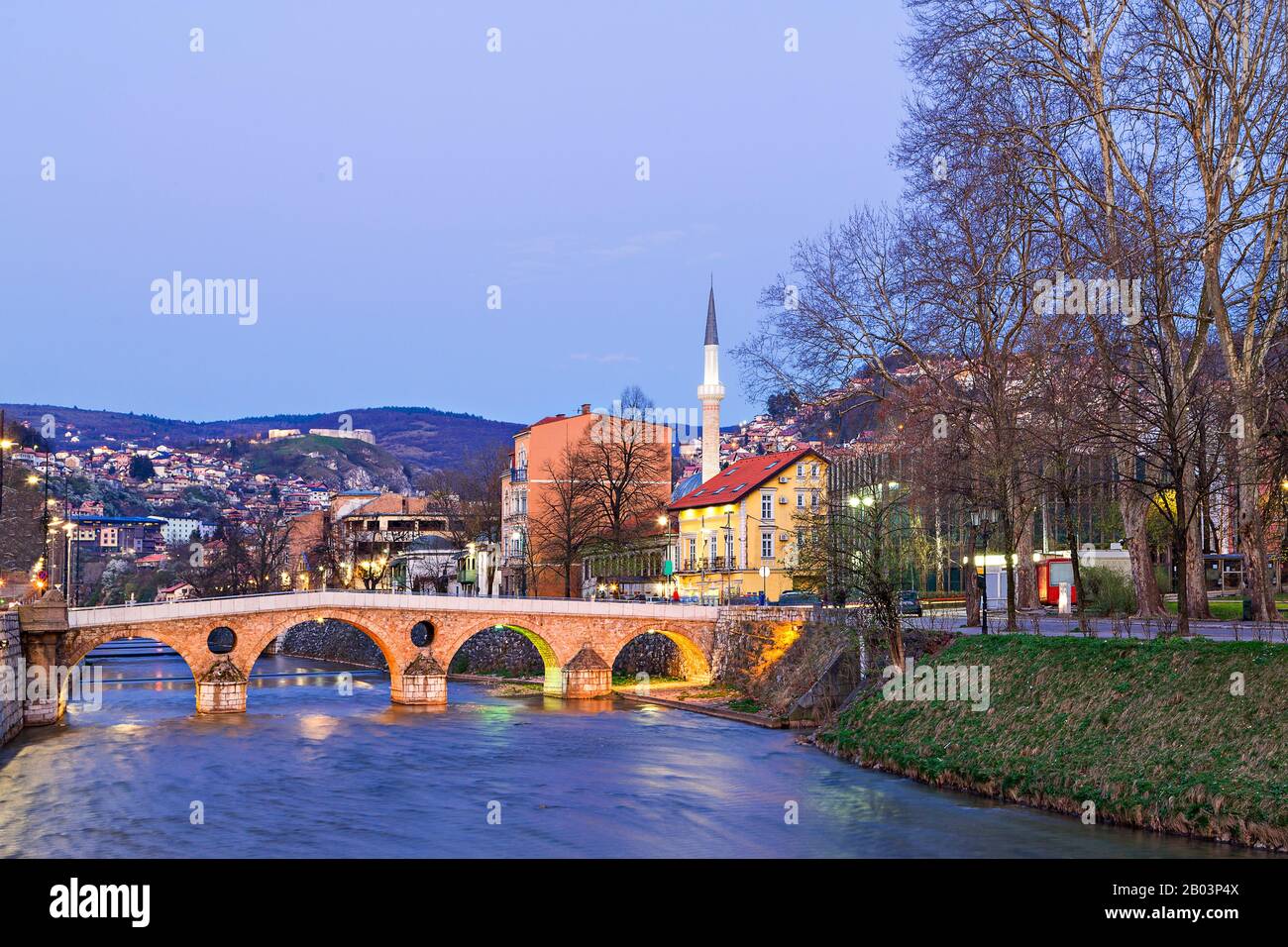 Skyline di Sarajevo al crepuscolo con ponte latino ad arco, Sarajevo, Bosnia-Erzegovina Foto Stock