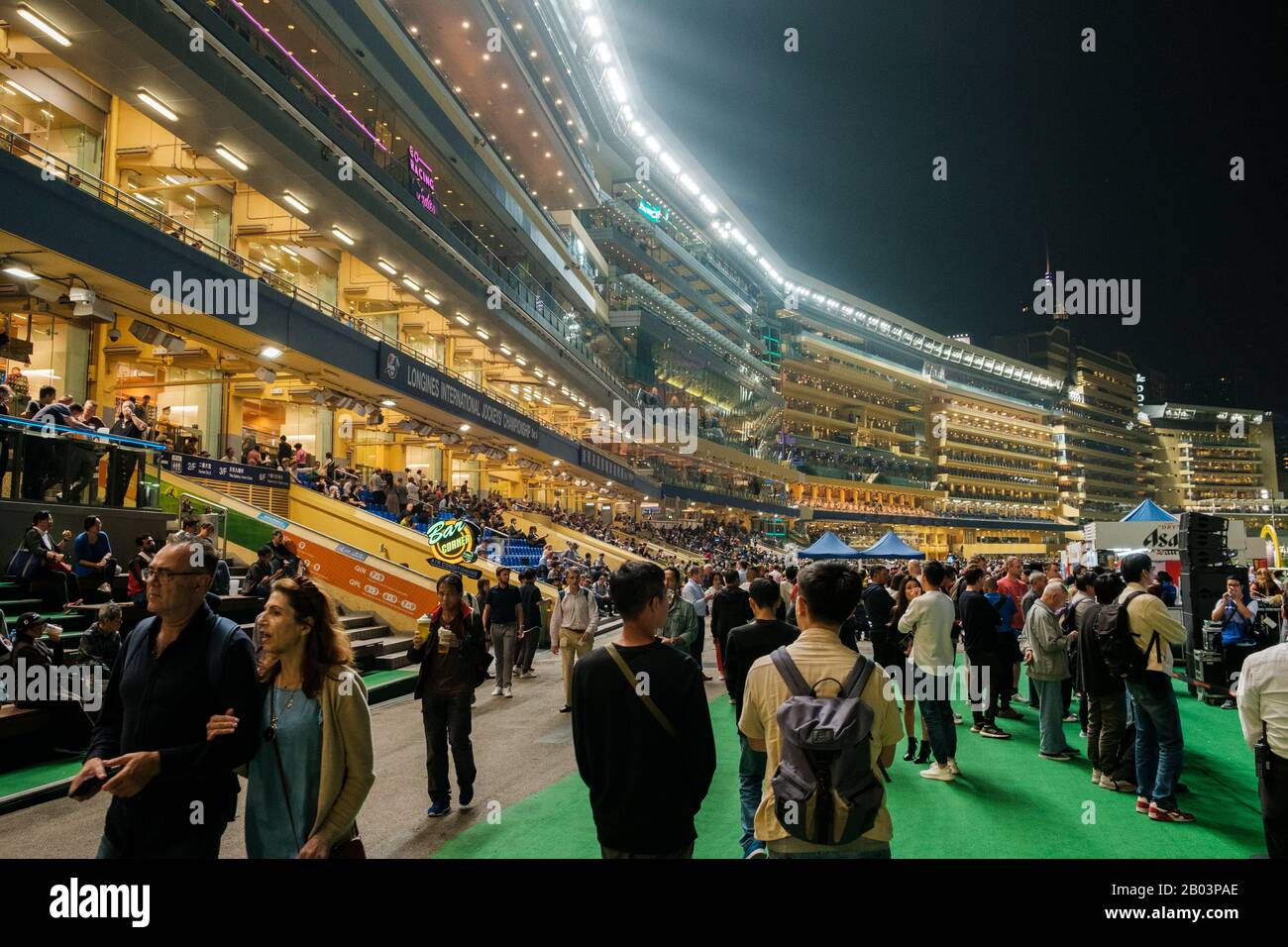 Hong Kong, novembre 2019: Persone al corso di corse ippiche a Hong Kong Jockey Club, Happy Valley Foto Stock