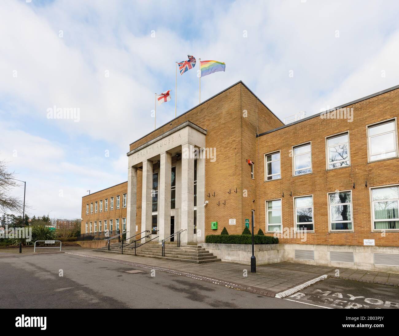 Rugby, Warwickshire, Regno Unito, febbraio 2020: Rugby Town Hall, si trova su Evreux Way e contiene gli uffici del Rugby Borough Council. Foto Stock