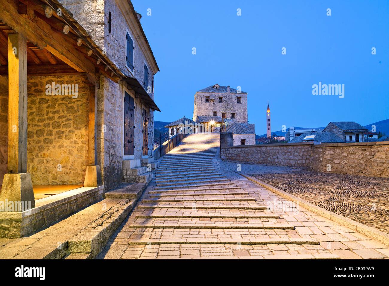 Edifici storici e strada acciottolata, all'alba, a Mostar, Bosnia-Erzegovina Foto Stock