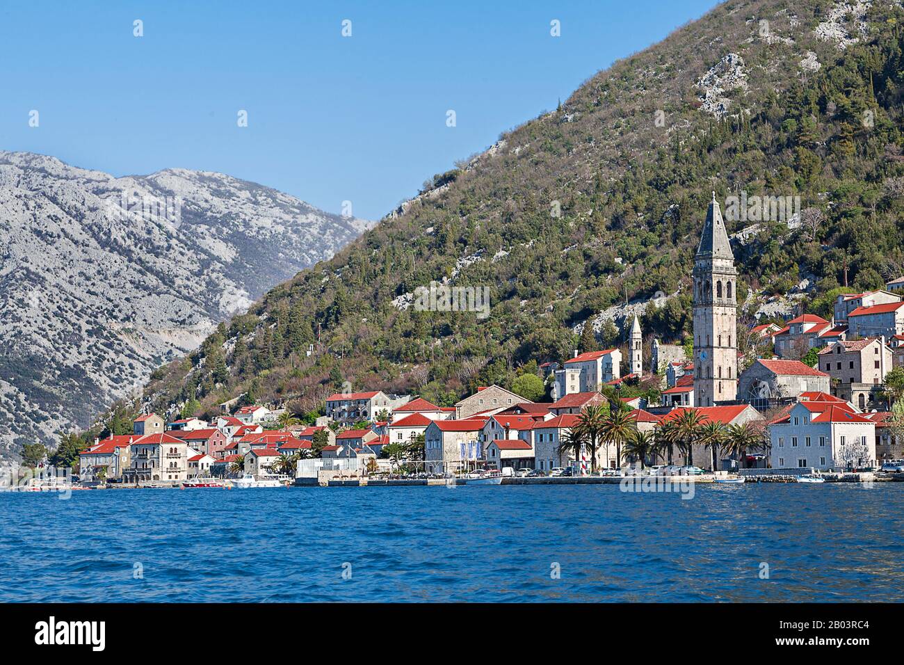 Vista su Perast, piccola città lungo il mare Adriatico, nella baia di Cattaro, Montenegro Foto Stock