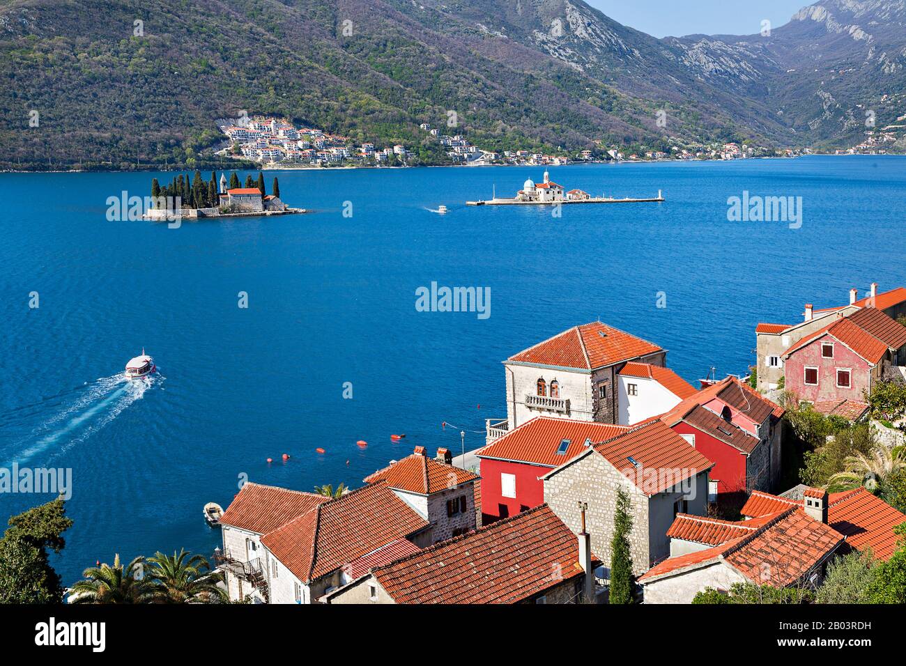 Vista sulla città di Perast e le isole della chiesa nella baia di Kotor, Montenegro Foto Stock