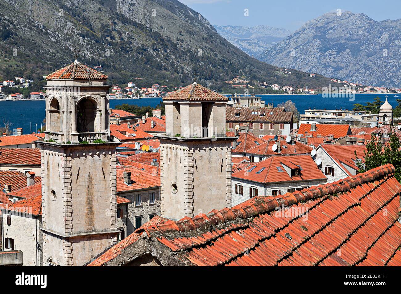Tetti rossi nella città vecchia di Kotor, Montenegro Foto Stock