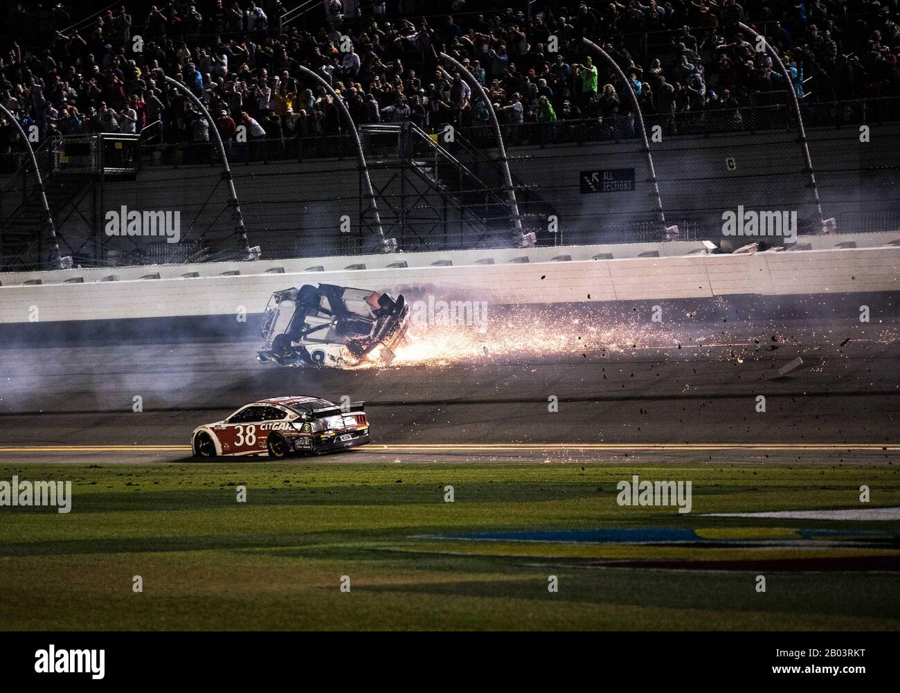 Daytona, Stati Uniti. 18th Feb, 2020. Ryan Newman scivola lungo la pista mentre John Hunter Nemechek guida al traguardo della 62nd Daytona 500, lunedì 17 febbraio 2020 a Daytona, Florida. Foto di Edwin Locke/UPI Credit: UPI/Alamy Live News Foto Stock