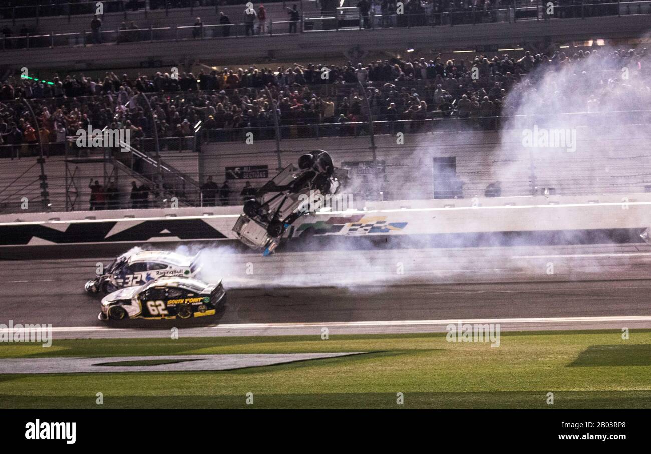 Daytona, Stati Uniti. 18th Feb, 2020. Ryan Newman rotola attraverso l'area tri-ovale dopo il contatto alla fine della 62nd Daytona 500, il Lunedi, 17 febbraio 2020 a Daytona, Florida. Foto di Edwin Locke/UPI Credit: UPI/Alamy Live News Foto Stock
