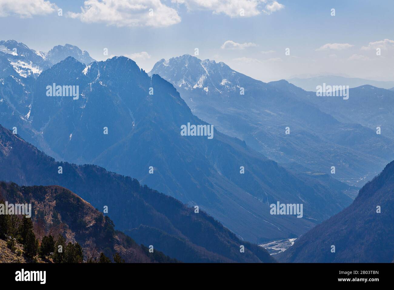 Strati di montagna nella Valle Theth, in Albania Foto Stock