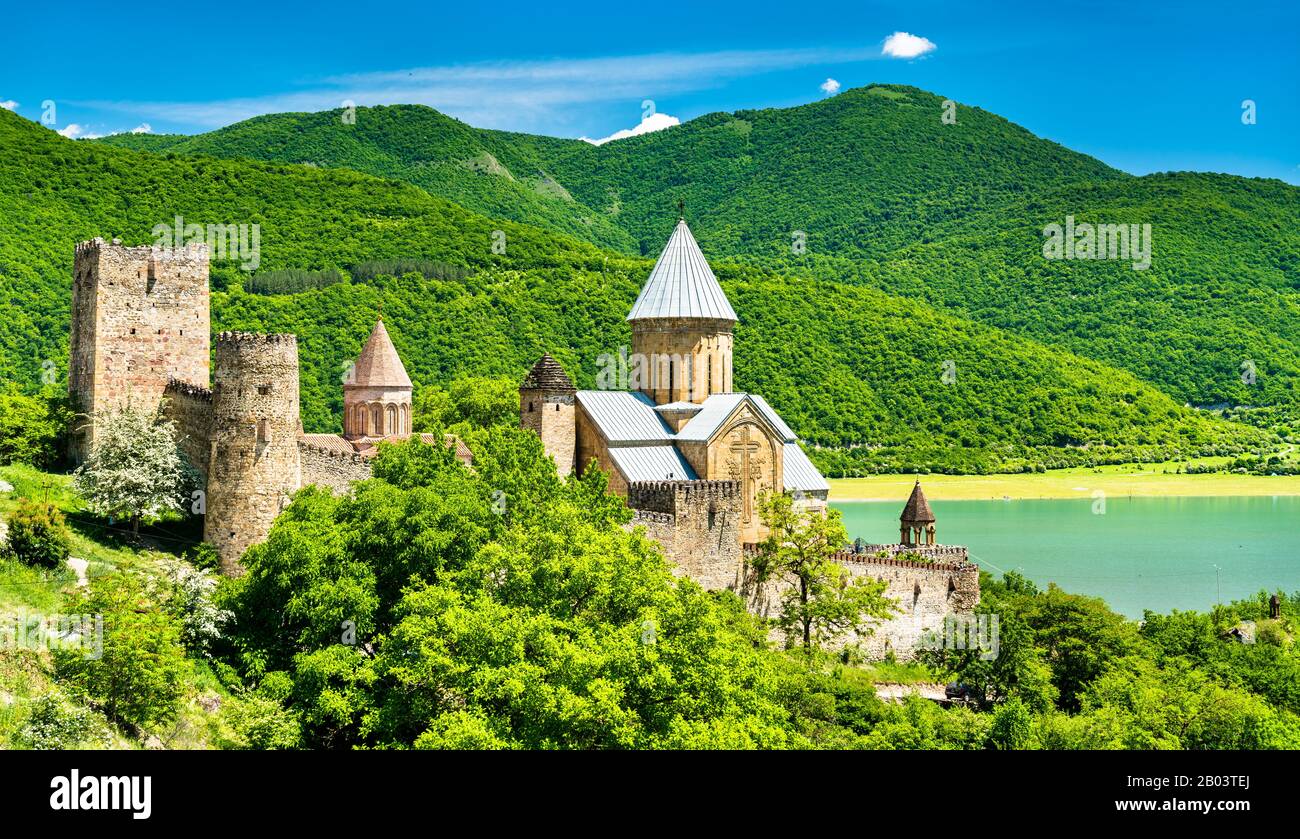 Il castello di Ananuri sul fiume Aragvi in Georgia Foto Stock