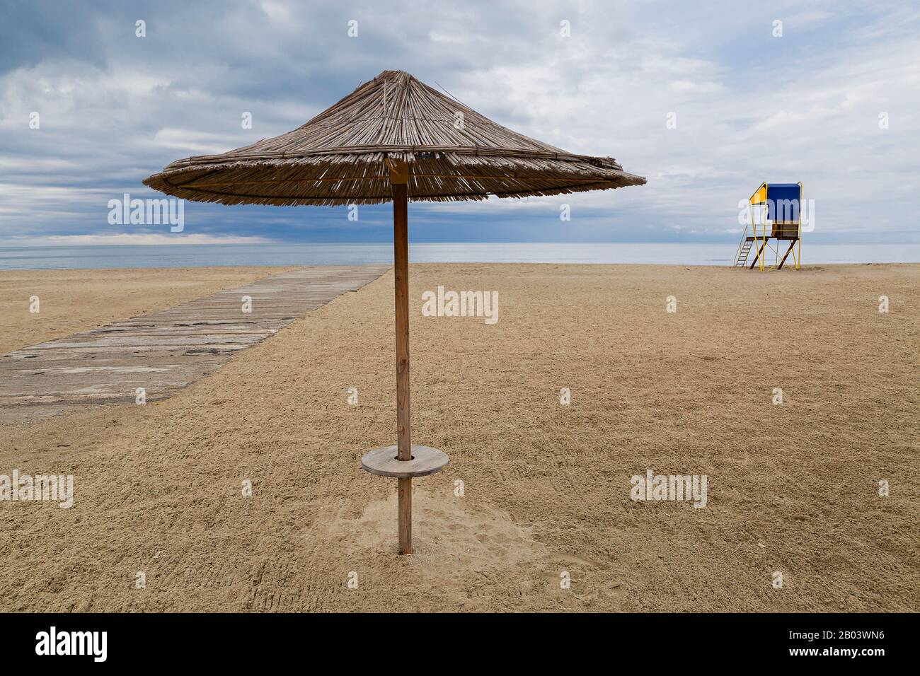 Spiaggia nella città di Durres, lungo il mare Adriatico in Albania Foto Stock