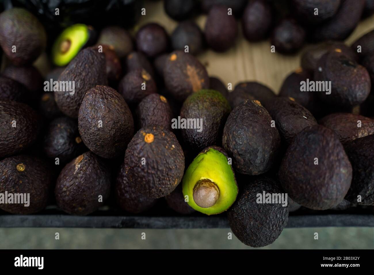 Maturo, nero-purplish avocados asino sono visti offerti per la vendita nella strada di Medellín, reparto di Antioquia, Colombia. Foto Stock