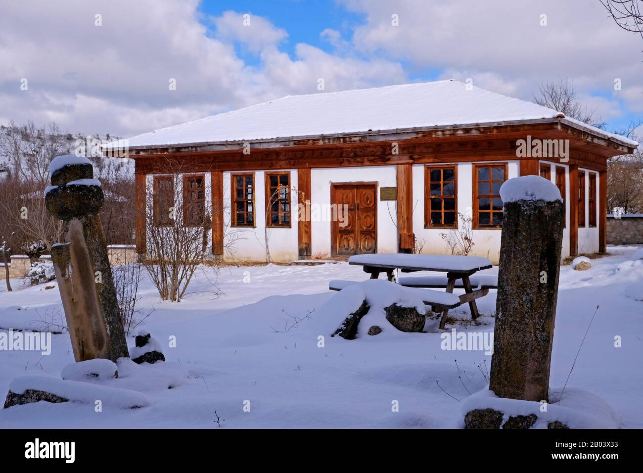 L'edificio accanto alla moschea di mahmutbey nel villaggio di kasaba della provincia di kastamonu in turchia Foto Stock