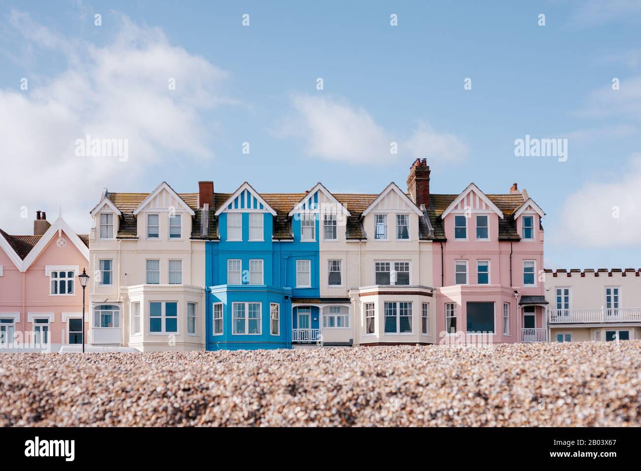 Case colorate sulla spiaggia di Aldeburgh. Aldeburgh, Suffolk, Inghilterra Foto Stock