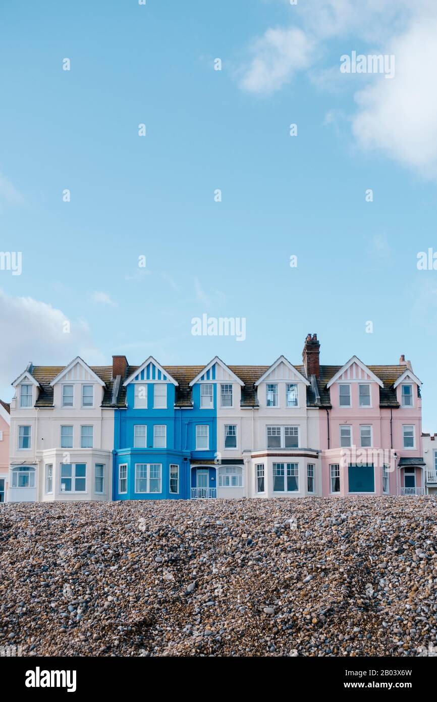 Case colorate sulla spiaggia di Aldeburgh. Aldeburgh, Suffolk, Inghilterra Foto Stock