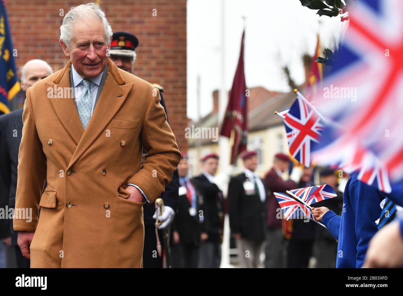 Il Principe del Galles durante una visita al punto di contatto dei veterani, una carità che è stata creata, sostiene ed è gestita dai veterani, a Nuneaton durante un tour del Warwickshire e delle West Midlands. Foto Stock