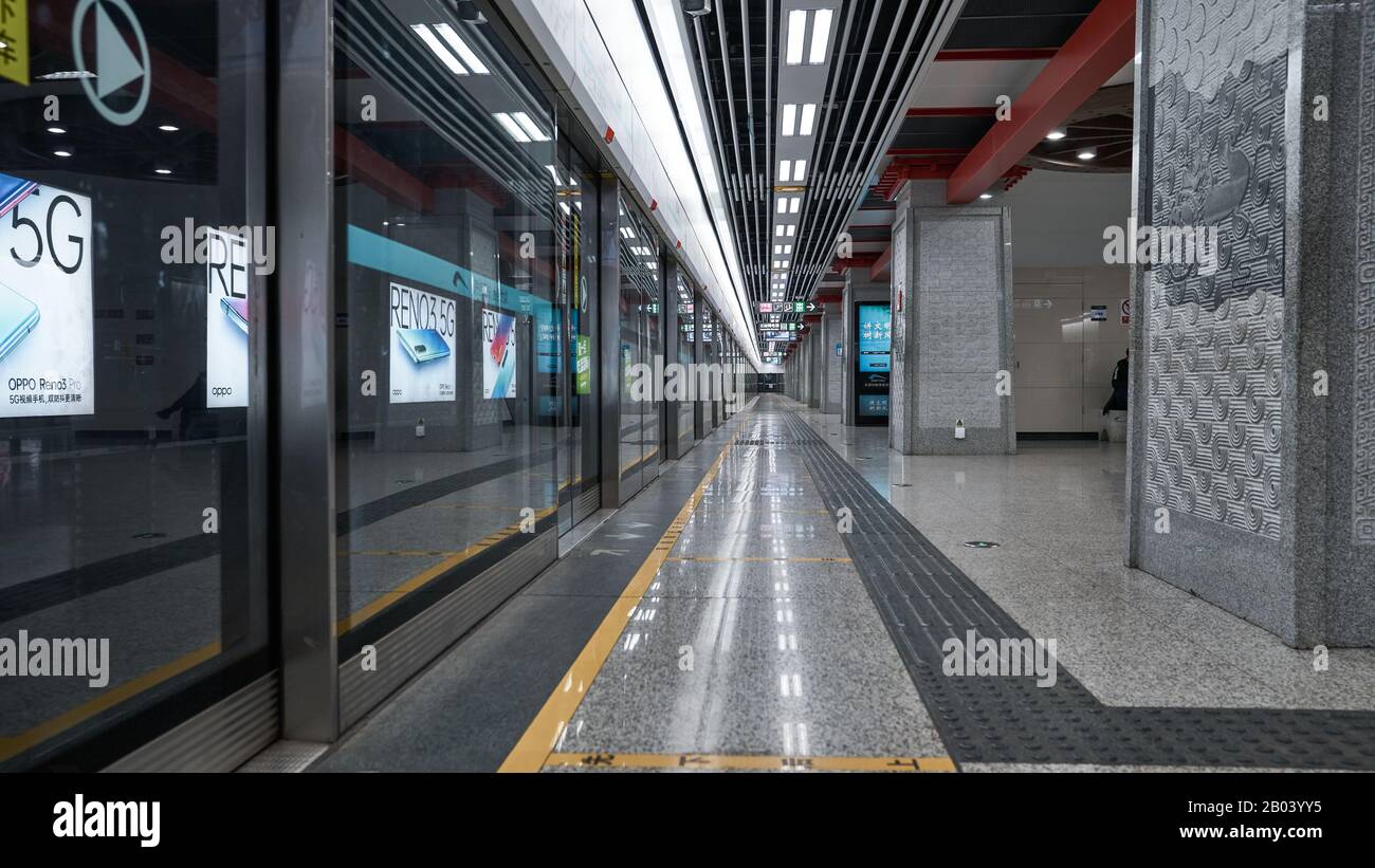 COVID-19 a Wuhan si sta diffondendo in tutto il mondo. Stazione metropolitana vuota durante l'ora di punta nello scoppio di coronavirus. Foto Stock