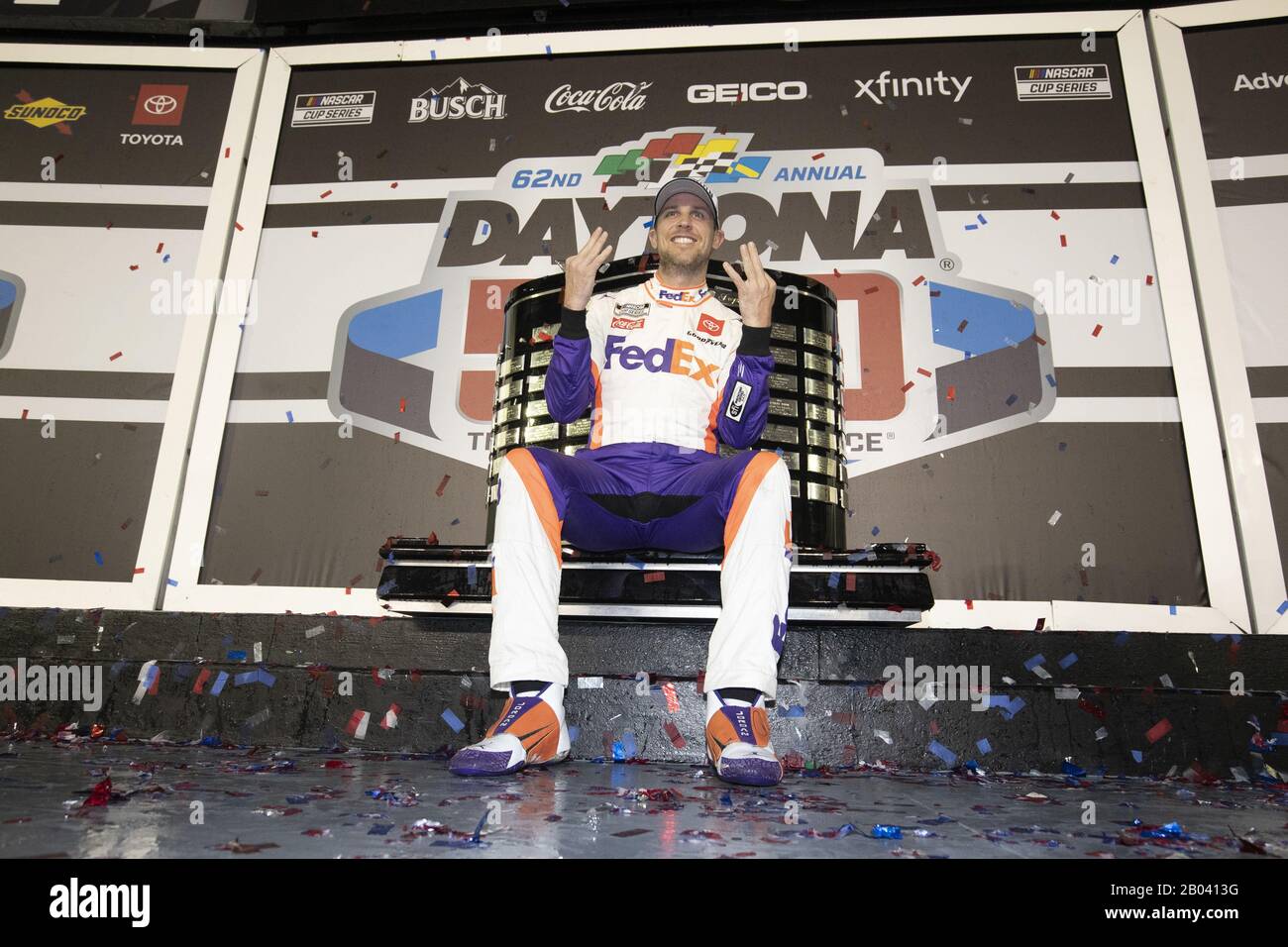 Daytona Beach, Florida, Stati Uniti. 17th Feb, 2020. Denny Hamlin (11) vince la Daytona 500 al Daytona International Speedway di Daytona Beach, Florida. (Immagine di credito: © Stephen A. Arce/ASP) Foto Stock