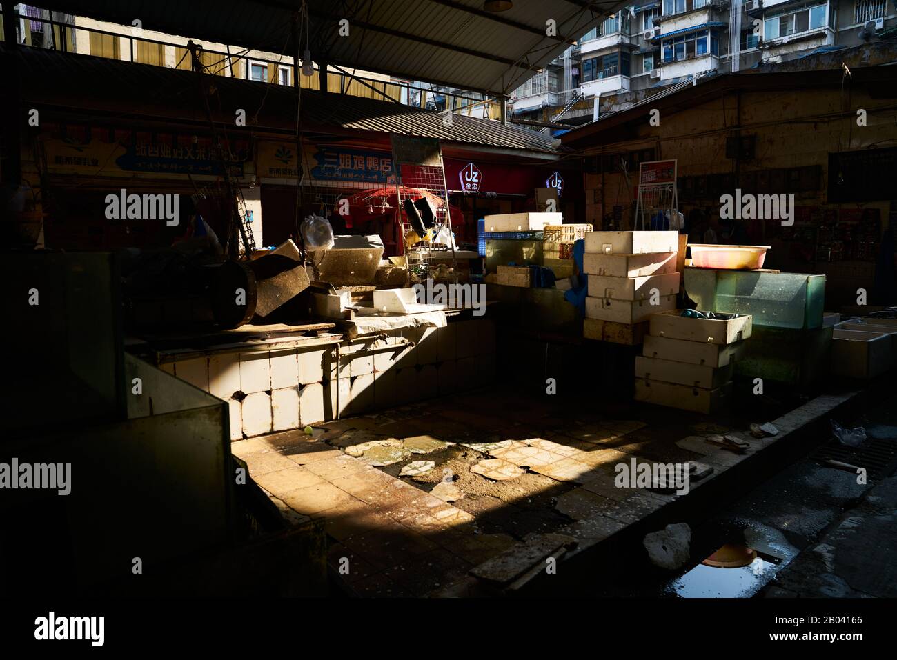 La nuova malattia del coronavirus COVID-19 a Wuhan si sta diffondendo in tutto il mondo. Un mercato locale del pesce è stato bloccato a Chengdu. Foto Stock